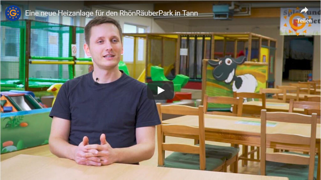 Chris Günther erklärt die Heizungsoptimierung im Rhönräuberpark Tann
