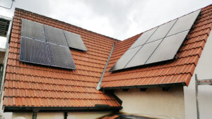 Bild eines Hausdaches mit einer Photovoltaikanlage