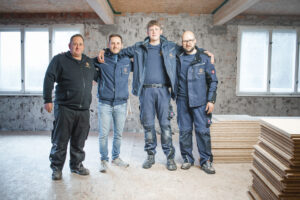 Drei neue Mitarbeiter bei Heizungsbau Günther. Zwischen ihnen steht Chris Günther.
