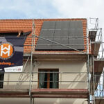 Bild eines Hausdaches mit Solarthermiemodulen