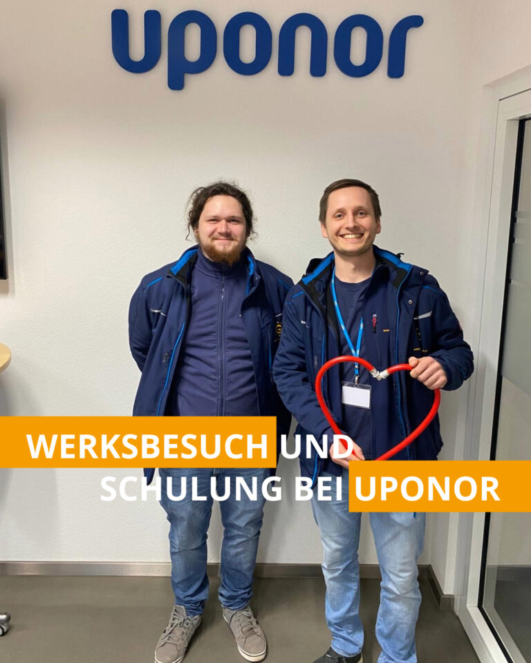 Bild von Dominik und Chris vor dem Uponor-Logo mit einem Herz aus Trinkwasserleitungen