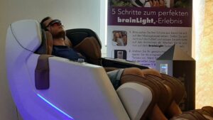 Chris Günther auf dem brainLight-System